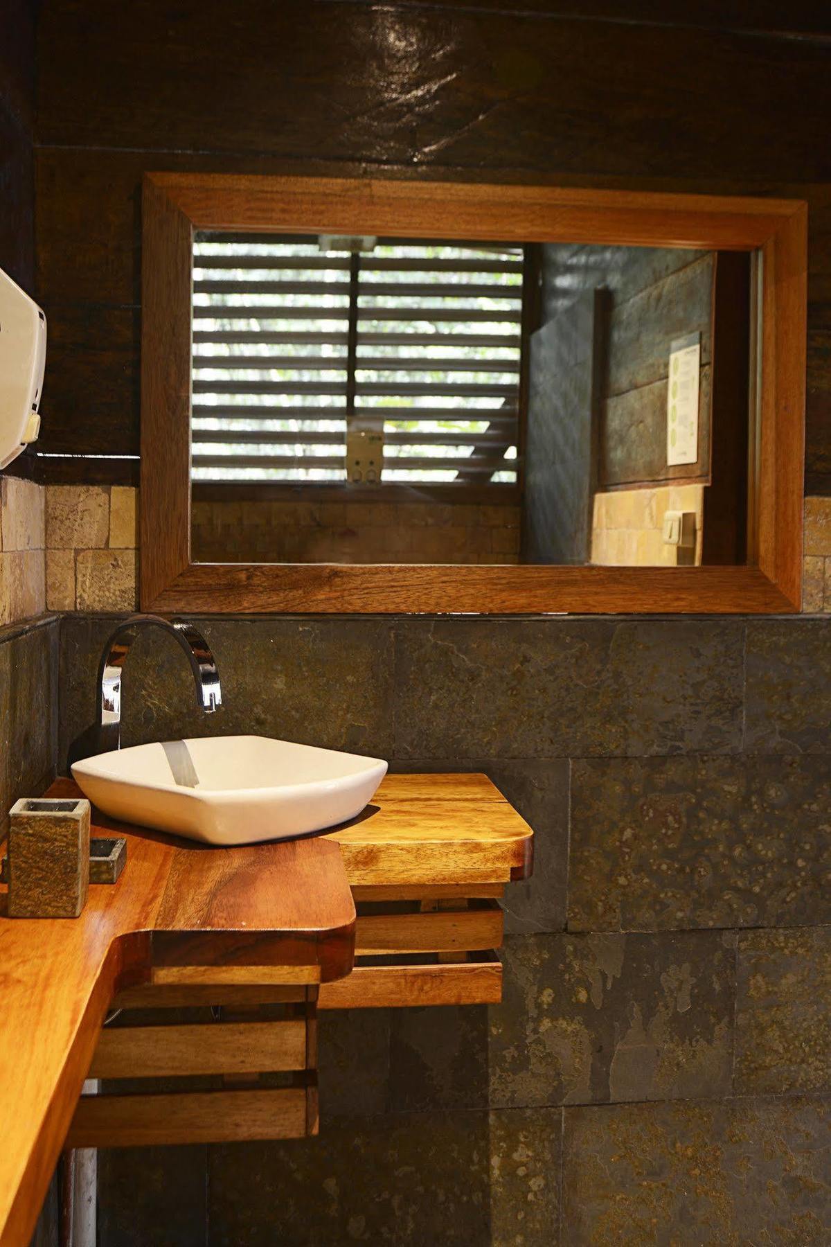 Jamu Lodge Puerto Montufar Ngoại thất bức ảnh